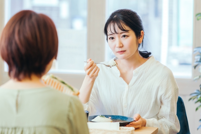 マウントをとるママ友の心理、対処と心の整理