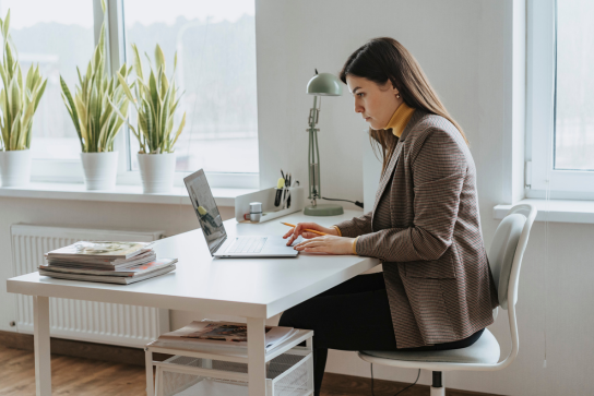 始業前に仕事する人が迷惑に思われないために