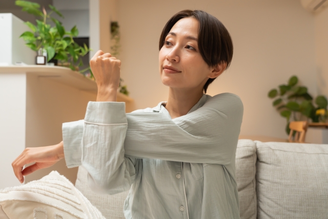 軽いストレッチやヨガで体の緊張をほぐす