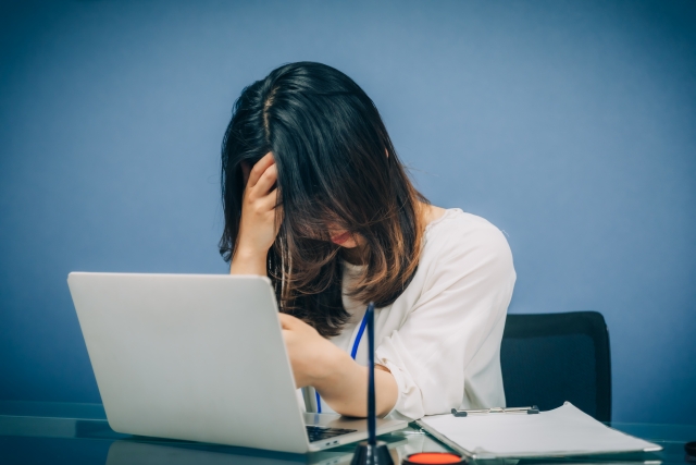 職場で泣く女を支える優しい向き合い方