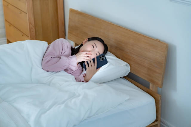 スマホを布団の中でだらだら見続ける