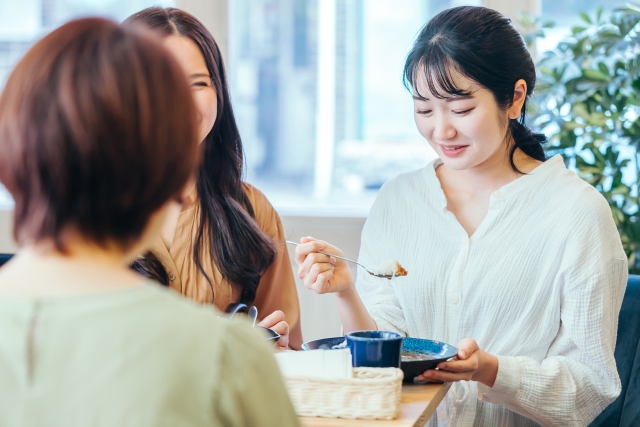 昼休みに一人で食べたいと感じるのはなぜ？