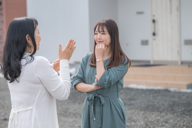 笑顔や軽いリアクションで乗り切る